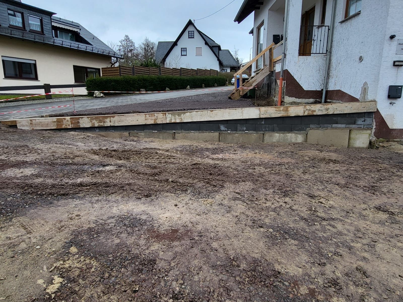 Mitten auf einem Feld wird ein Haus gebaut.