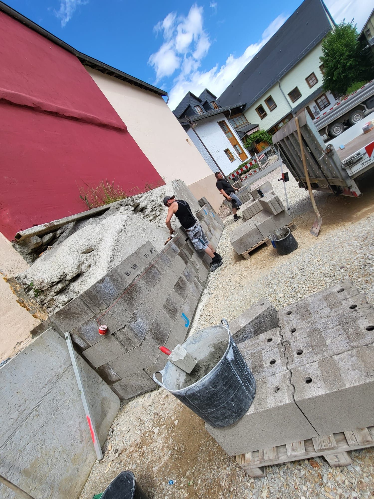Eine Gruppe von Leuten arbeitet auf einer Baustelle.