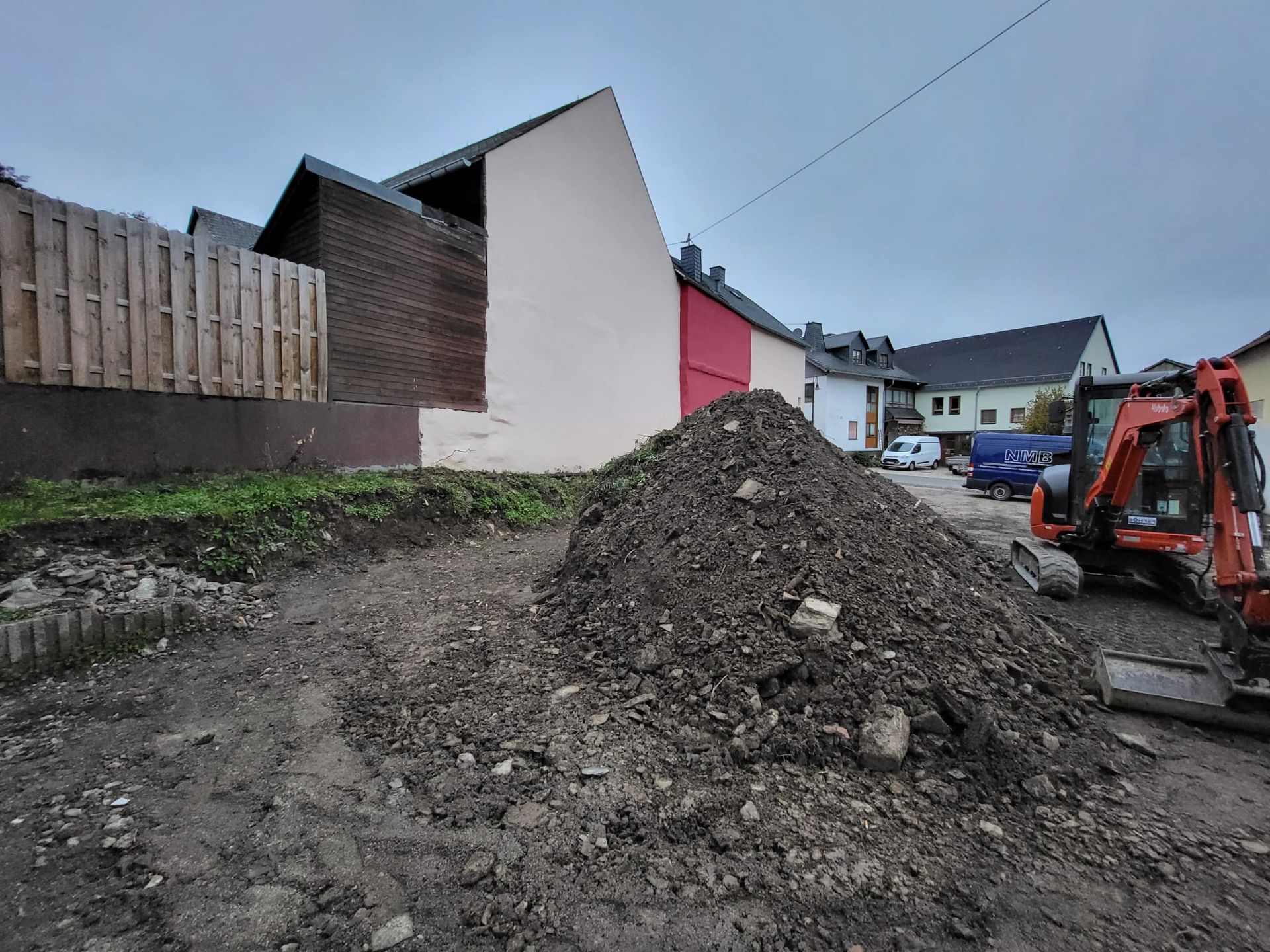 Vor einem Traktor liegt ein Erdhaufen.