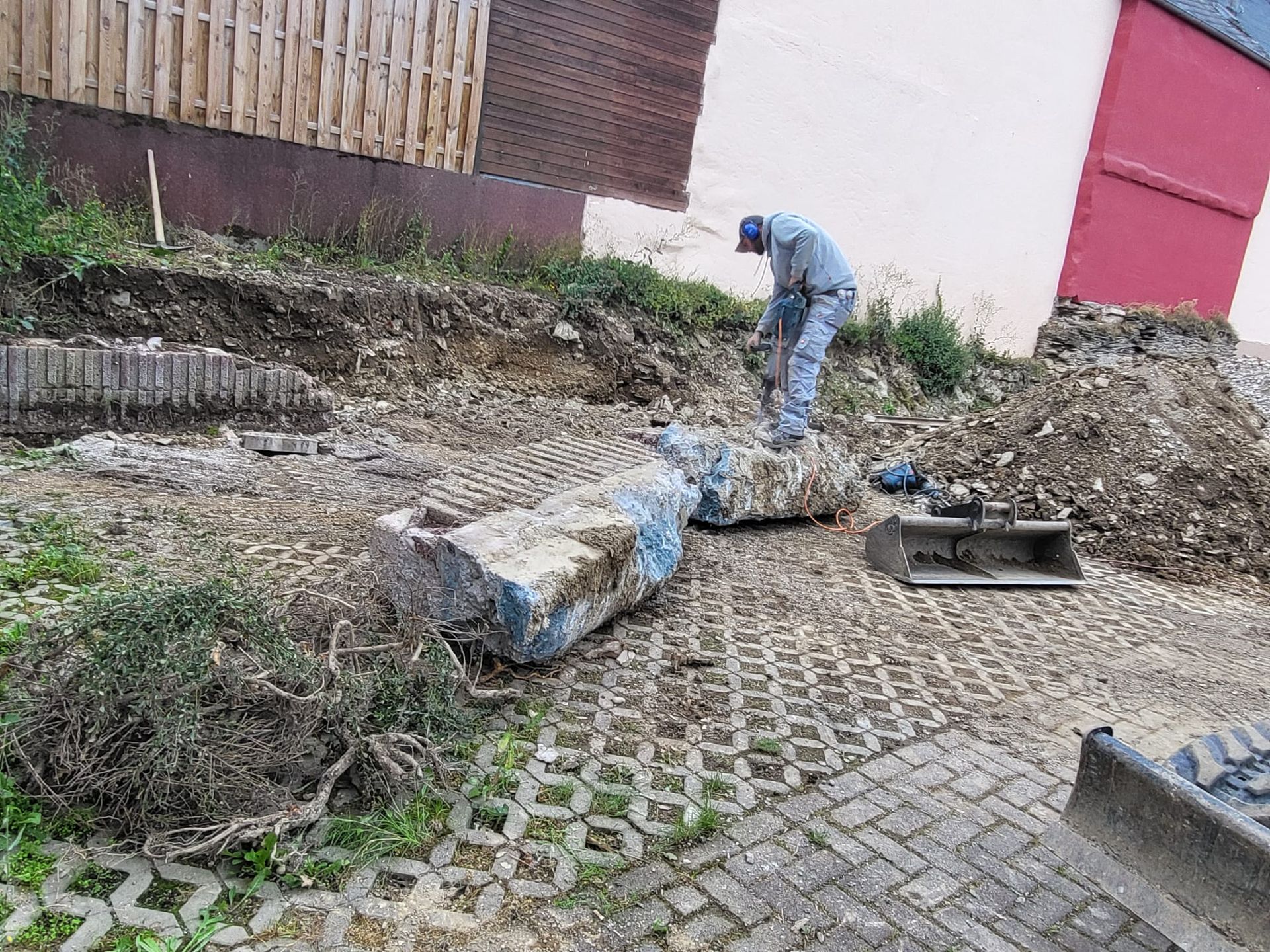 Ein Mann gräbt mit einer Schaufel ein Loch in den Boden.