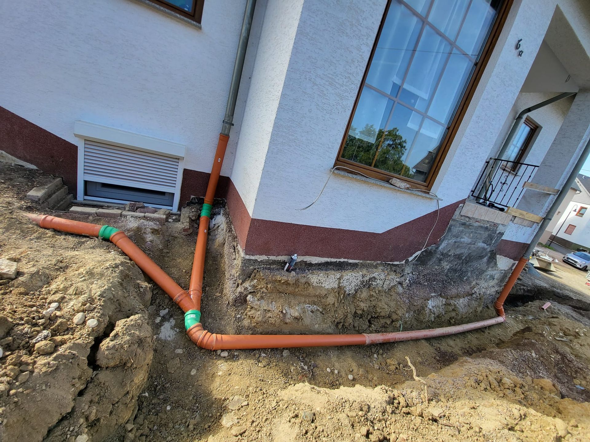 Ein Haus, aus dem viele Rohre herausführen.