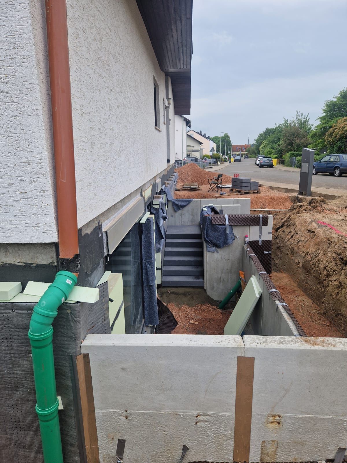 Ein im Bau befindliches Haus mit Treppen und einem grünen Rohr