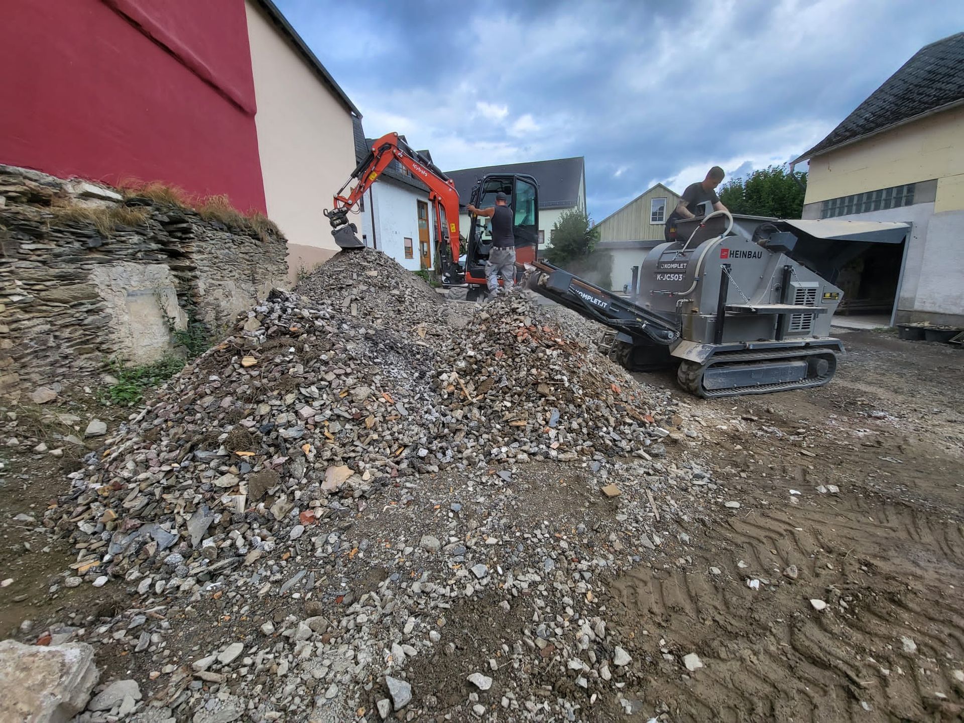 Ein Kieshaufen wird von einer Planierraupe bewegt.
