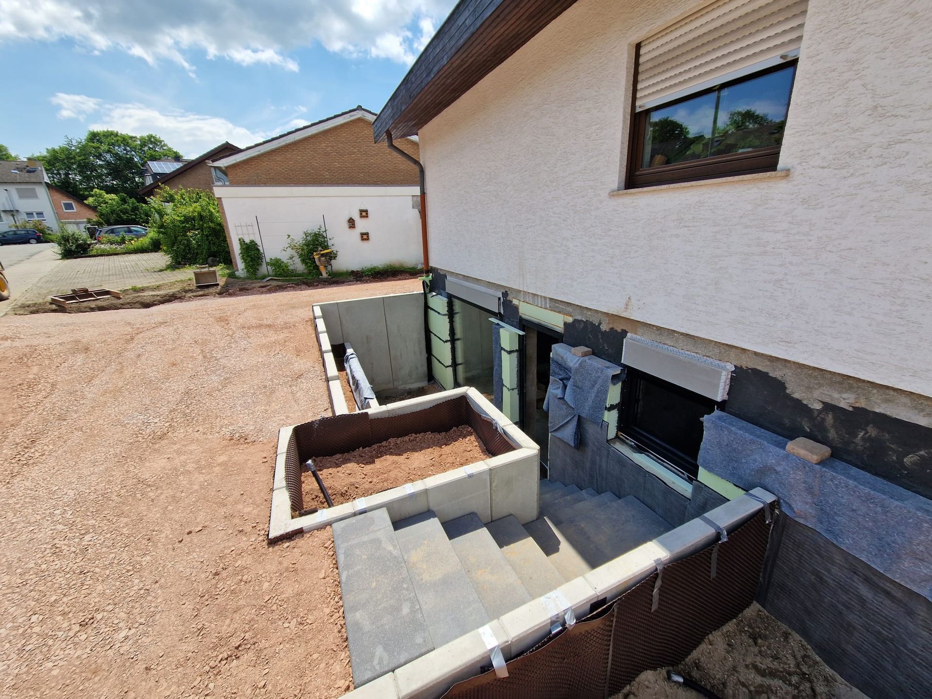 Ein weißes Haus mit einer Treppe, die in den Keller führt