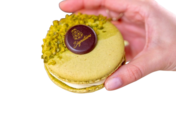 Un chocolat signature sur un macarron