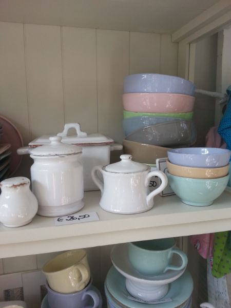 Geschirr in einer Vitrine