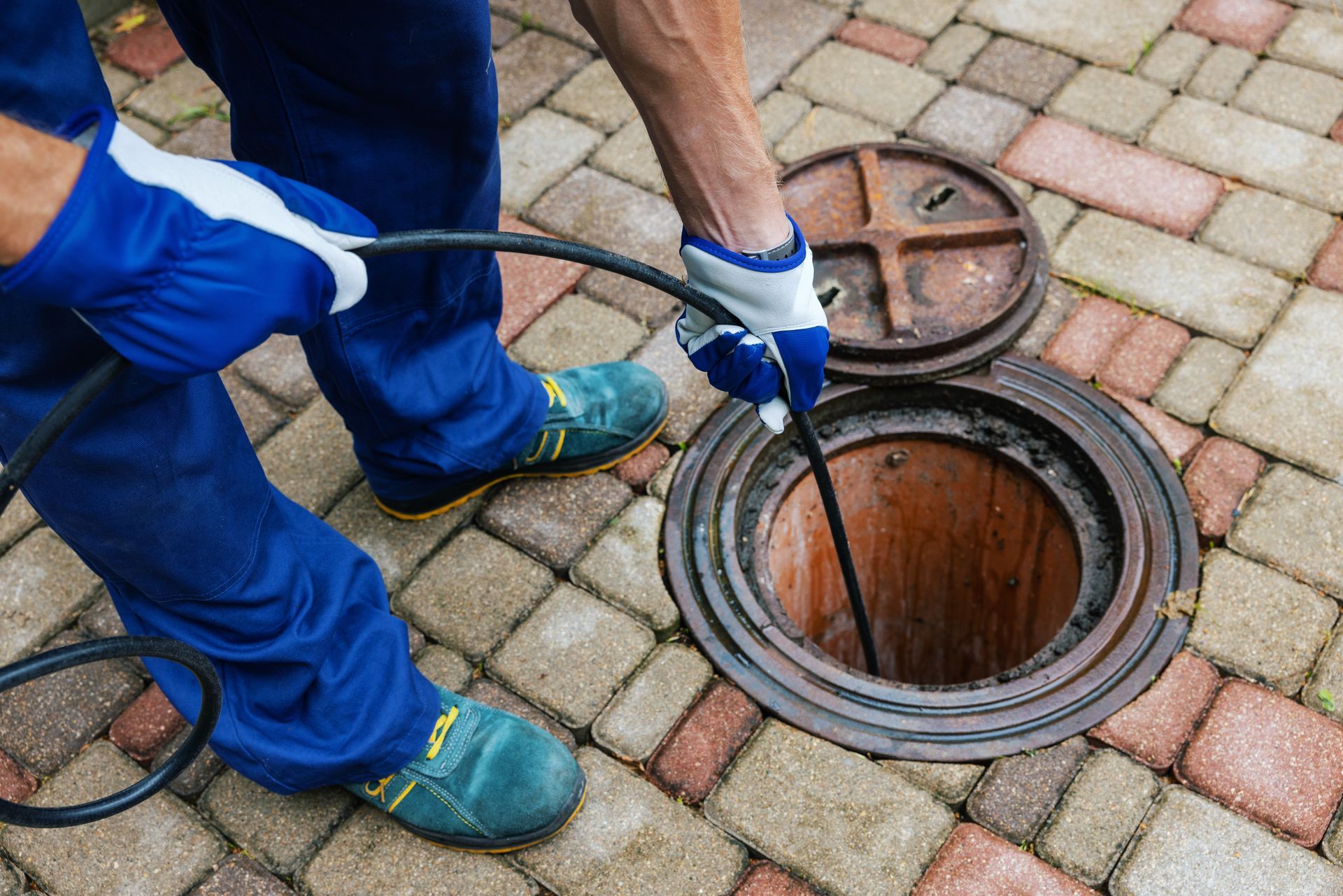 Un professionnel qui réalise le nettoyage d'une canalisation.