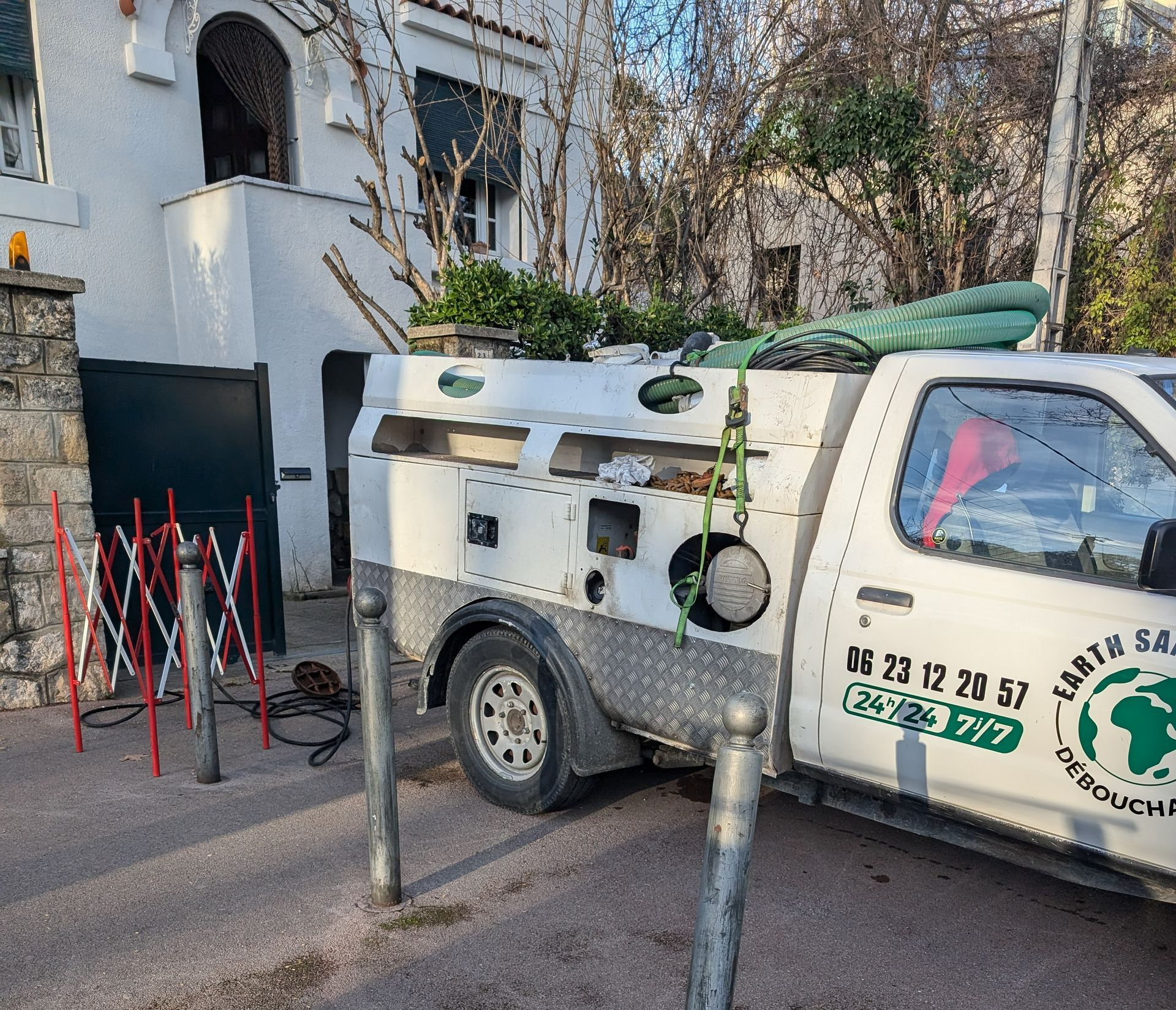 Voiture professionnelle de l'entreprise Earth sanitation pour une intervention de curage.