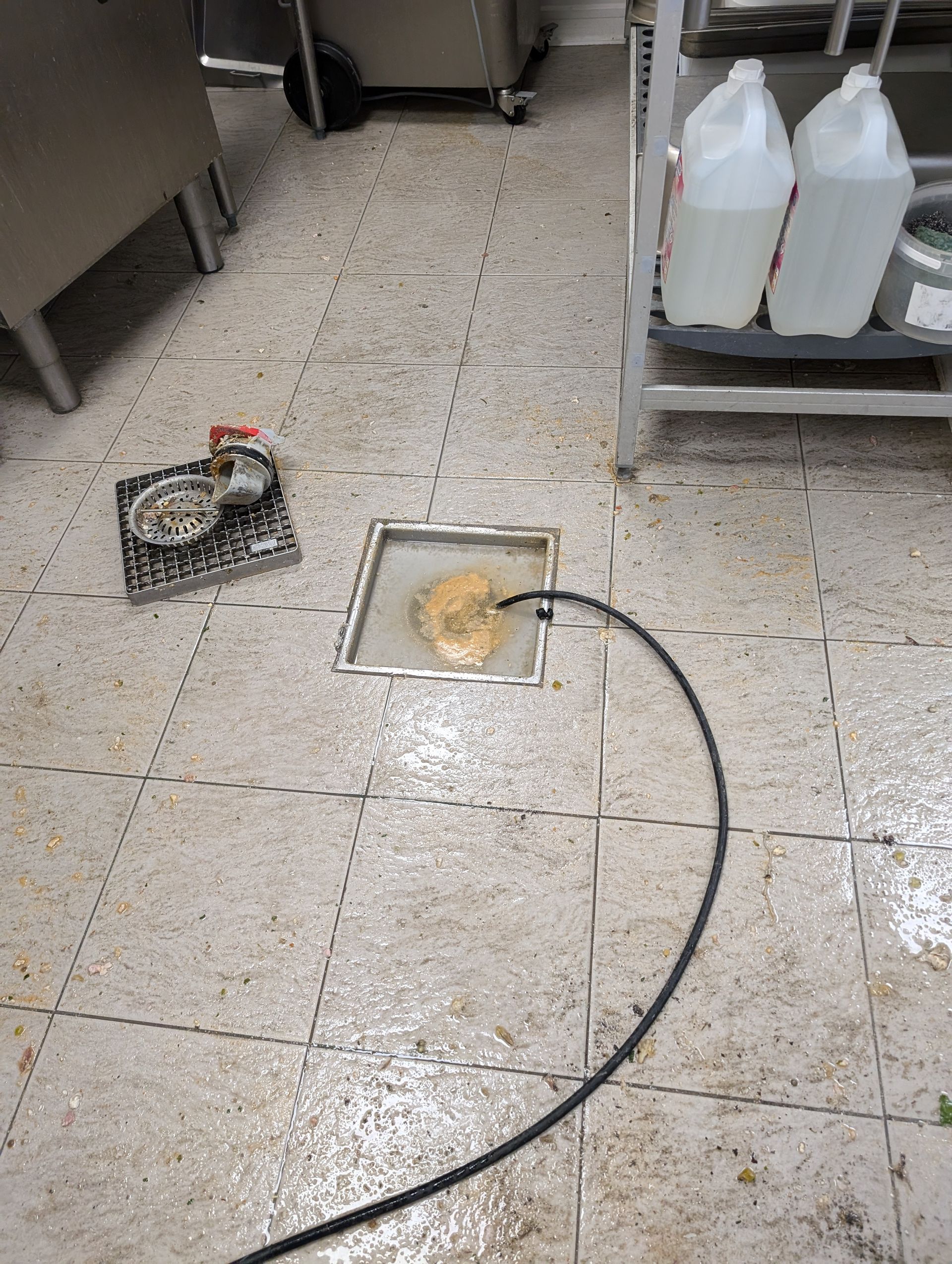 Un tuyau passé dans la canalisation pour le débouchage.