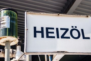 Ein weißes Schild mit der Aufschrift Heizol
