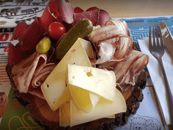 Fondues, croûtes au fromage, planchettes et vins AOC - Restaurant les Bergers Chez Benzine
