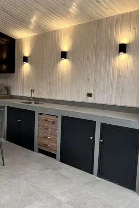 Una cocina con muchos armarios y un fregadero.