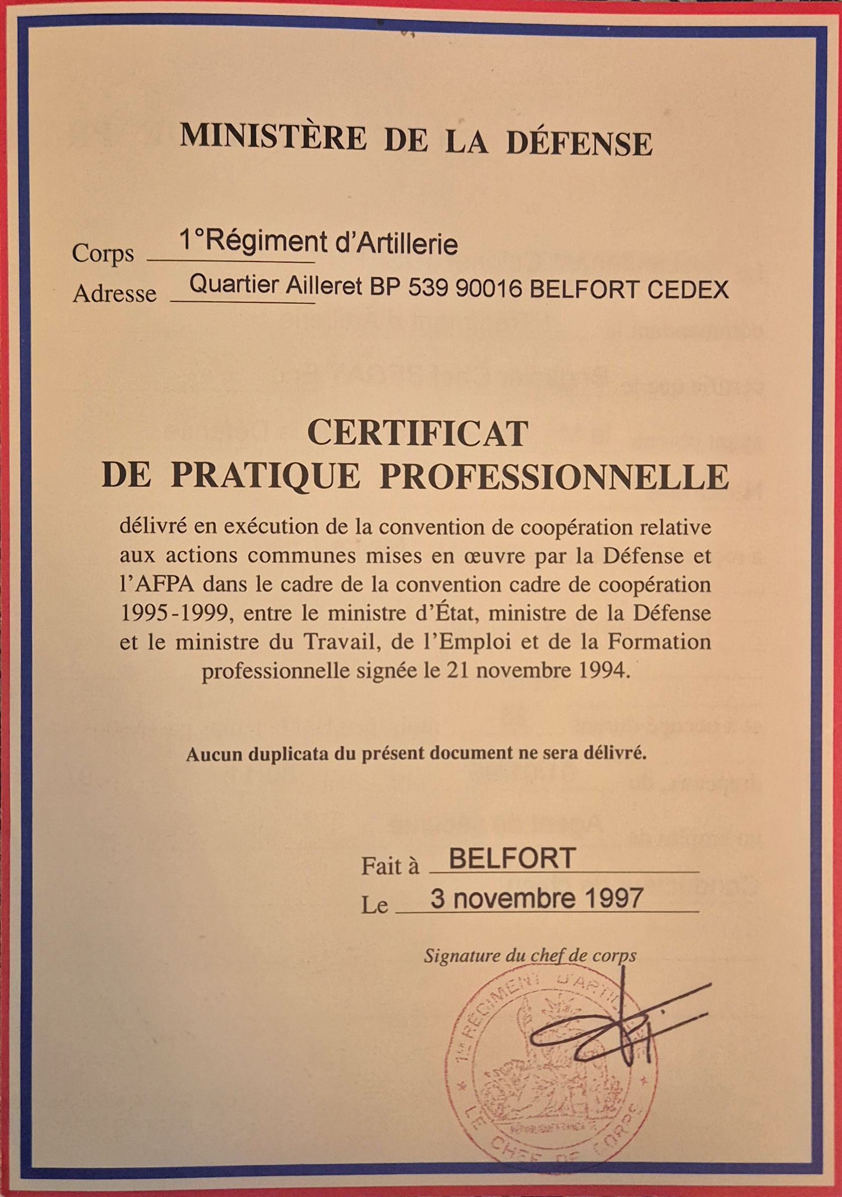 Certificat du ministère français de la Défense. En français, avec texte et sceau.