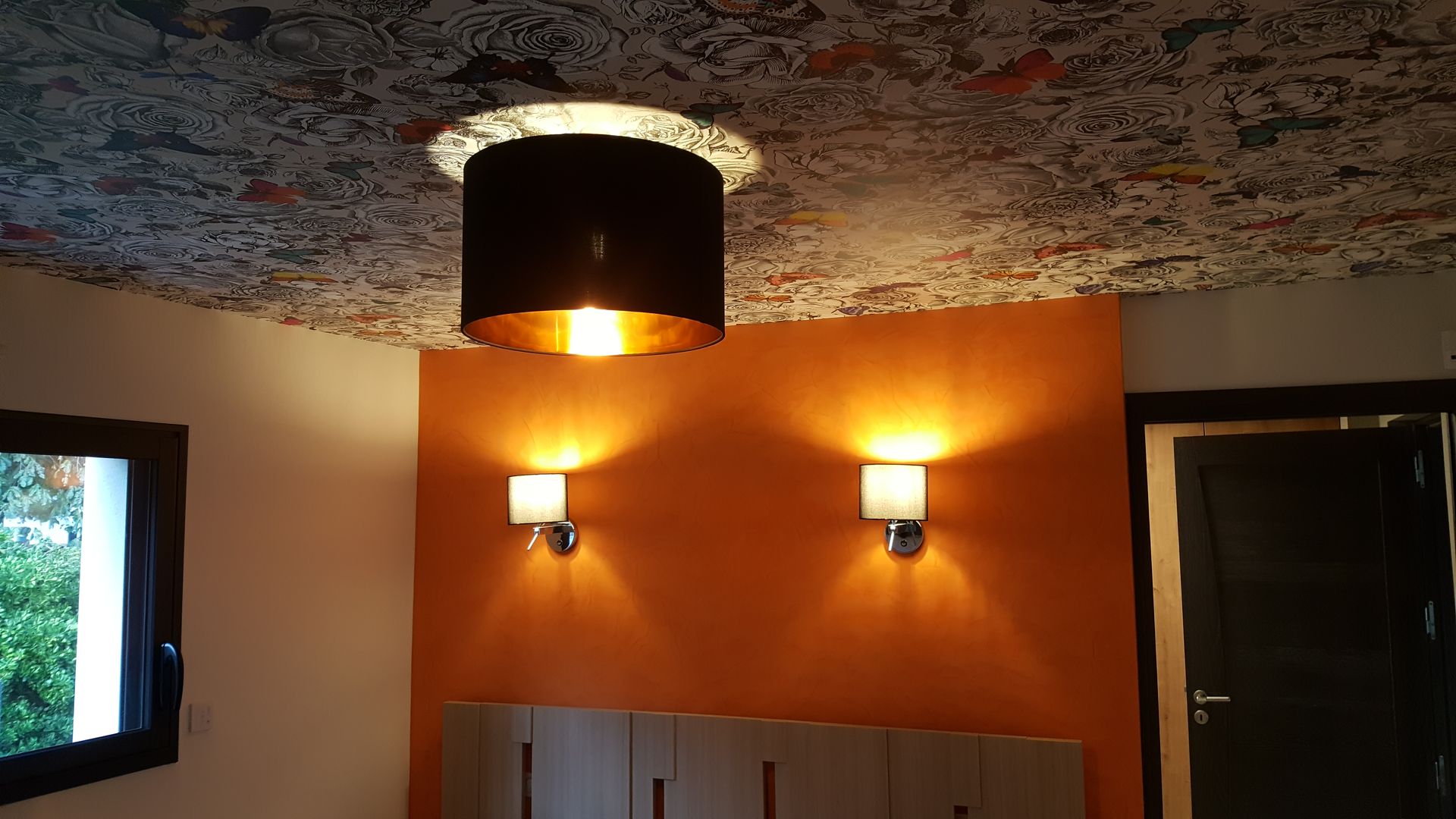 Pièce avec appliques murales et plafond en toile tendue