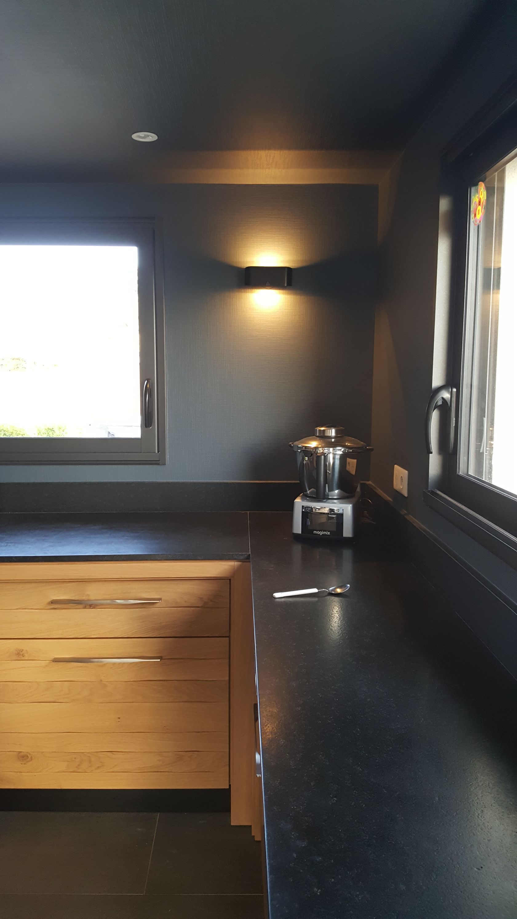 Mur d'une cuisine avec toile tendue peinte