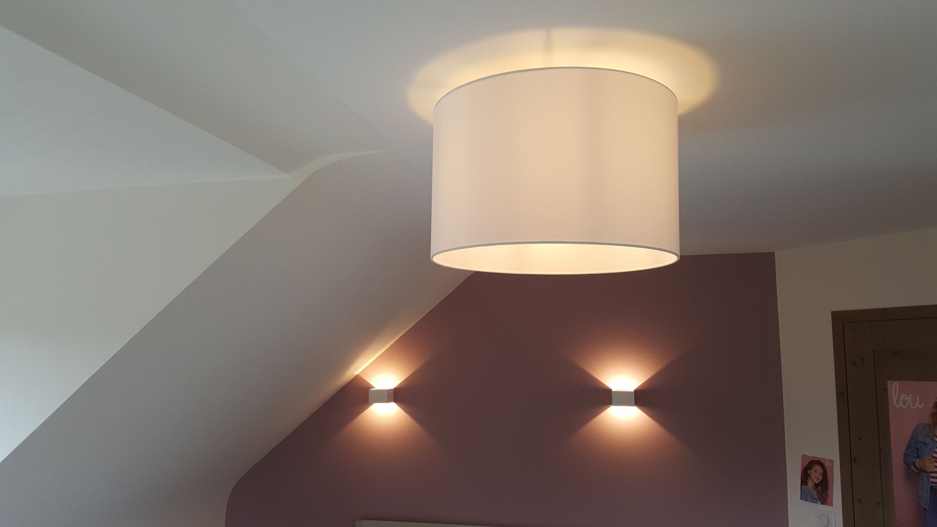 Chambre avec deux appliques murales