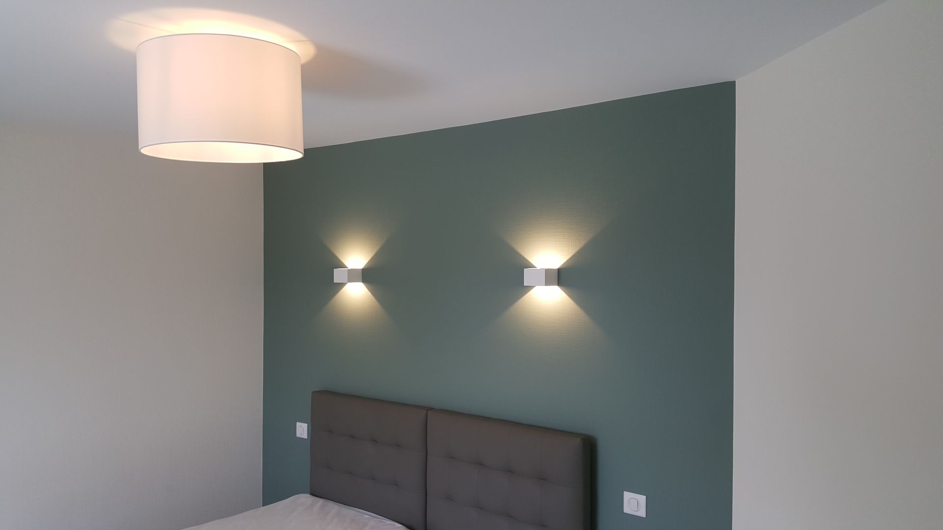 Deux appliques murales dans une chambre