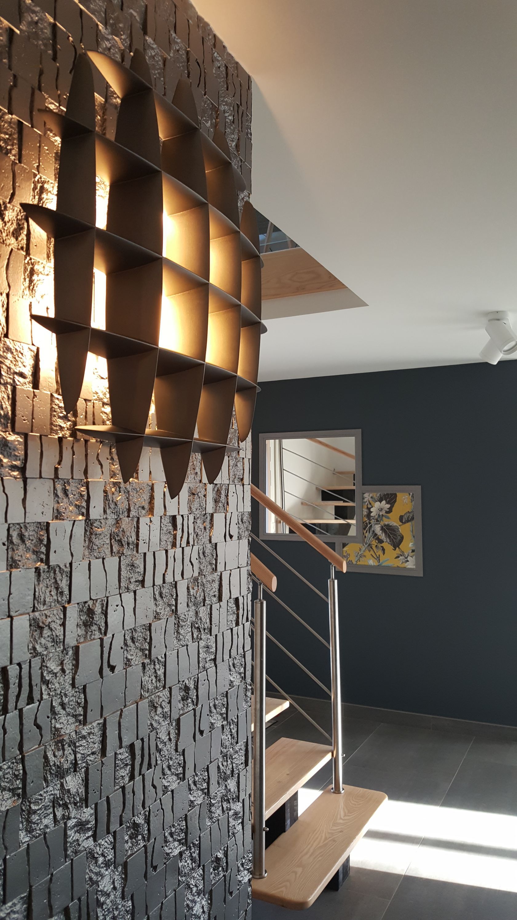 Éclairage en staff posé au mur et allumé