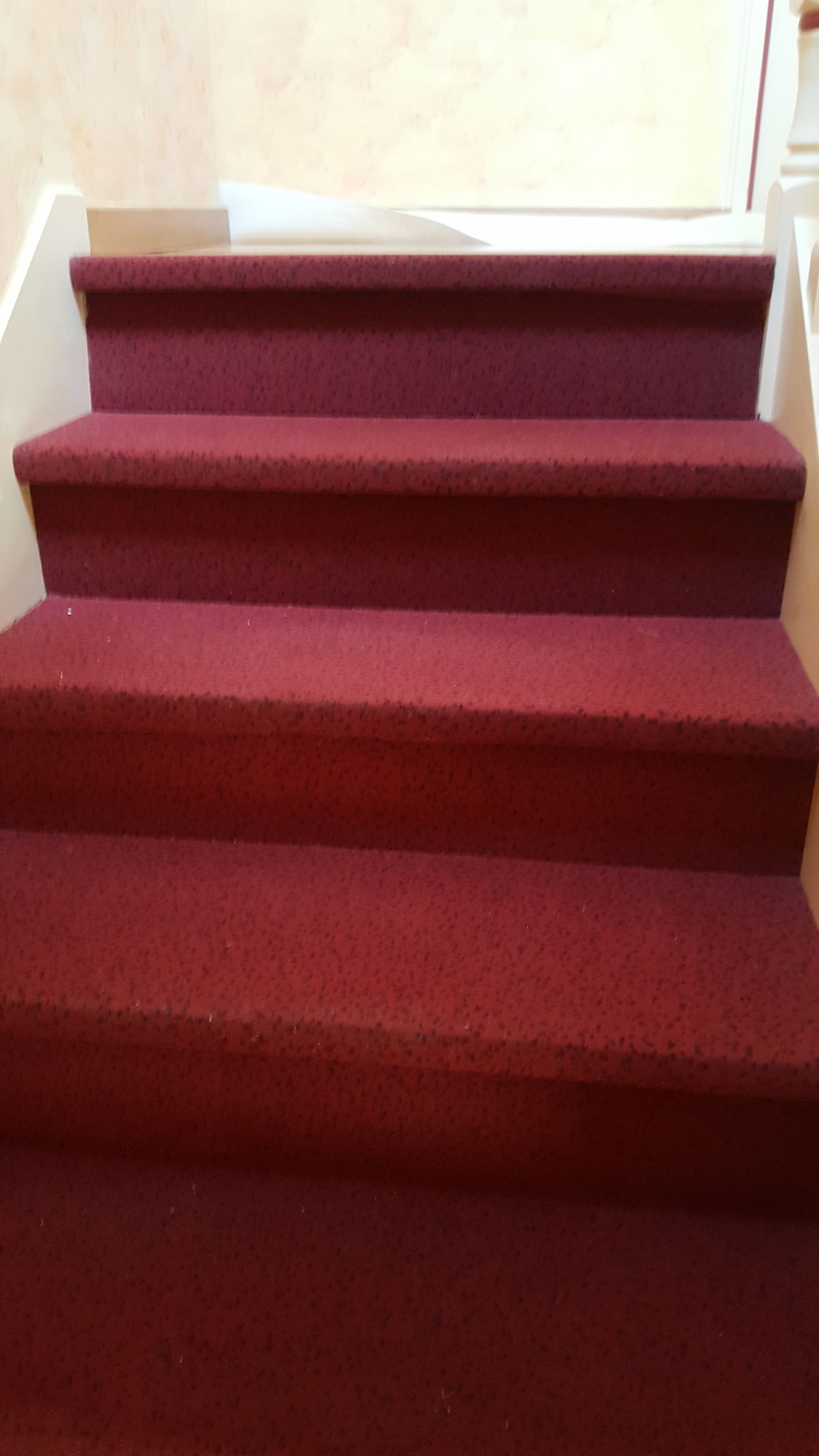 Escalier avec moquette rouge