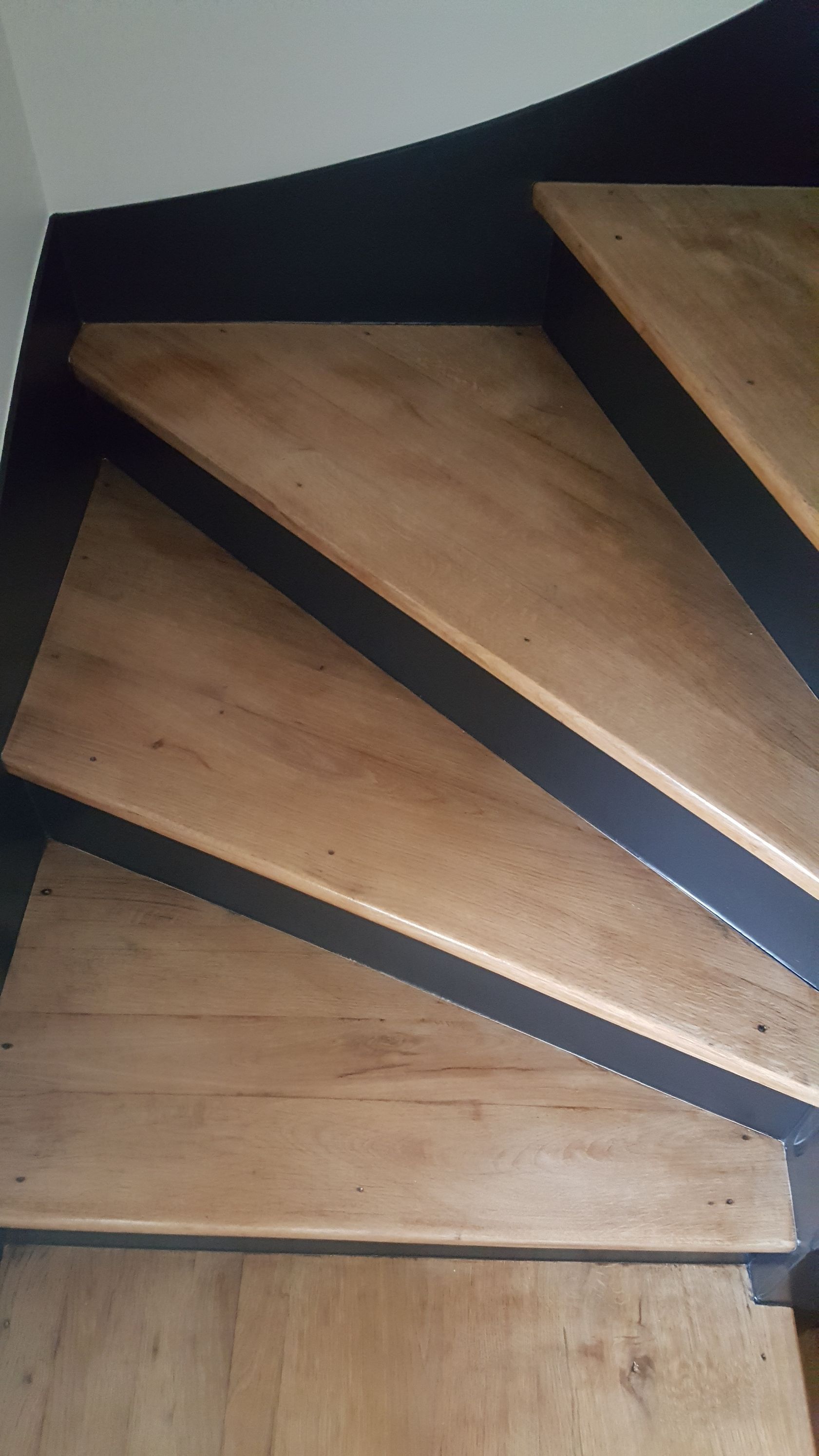 Coin d'escalier rénové sans moquette