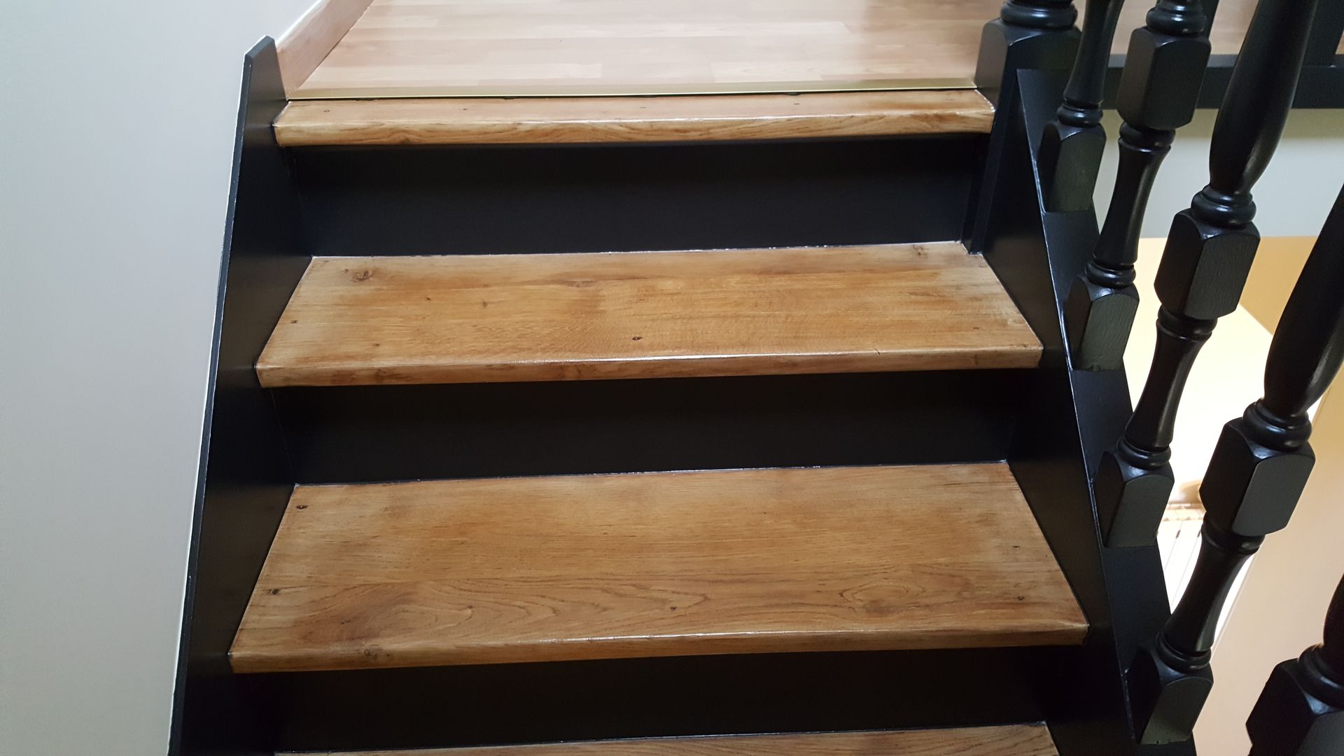 Marches d'escalier rénovées sans moquette