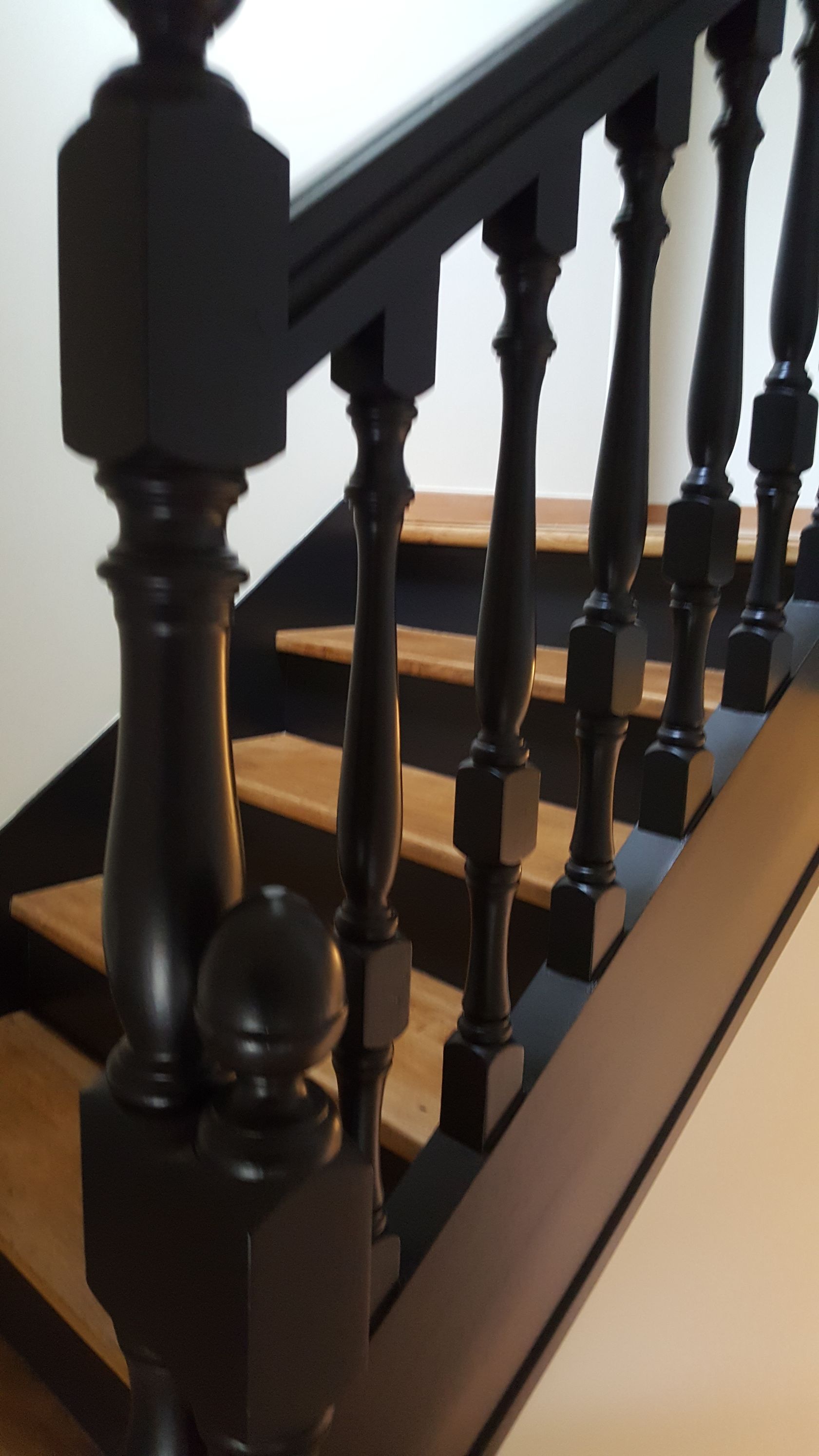 Rembarde noire d'un escalier en bois