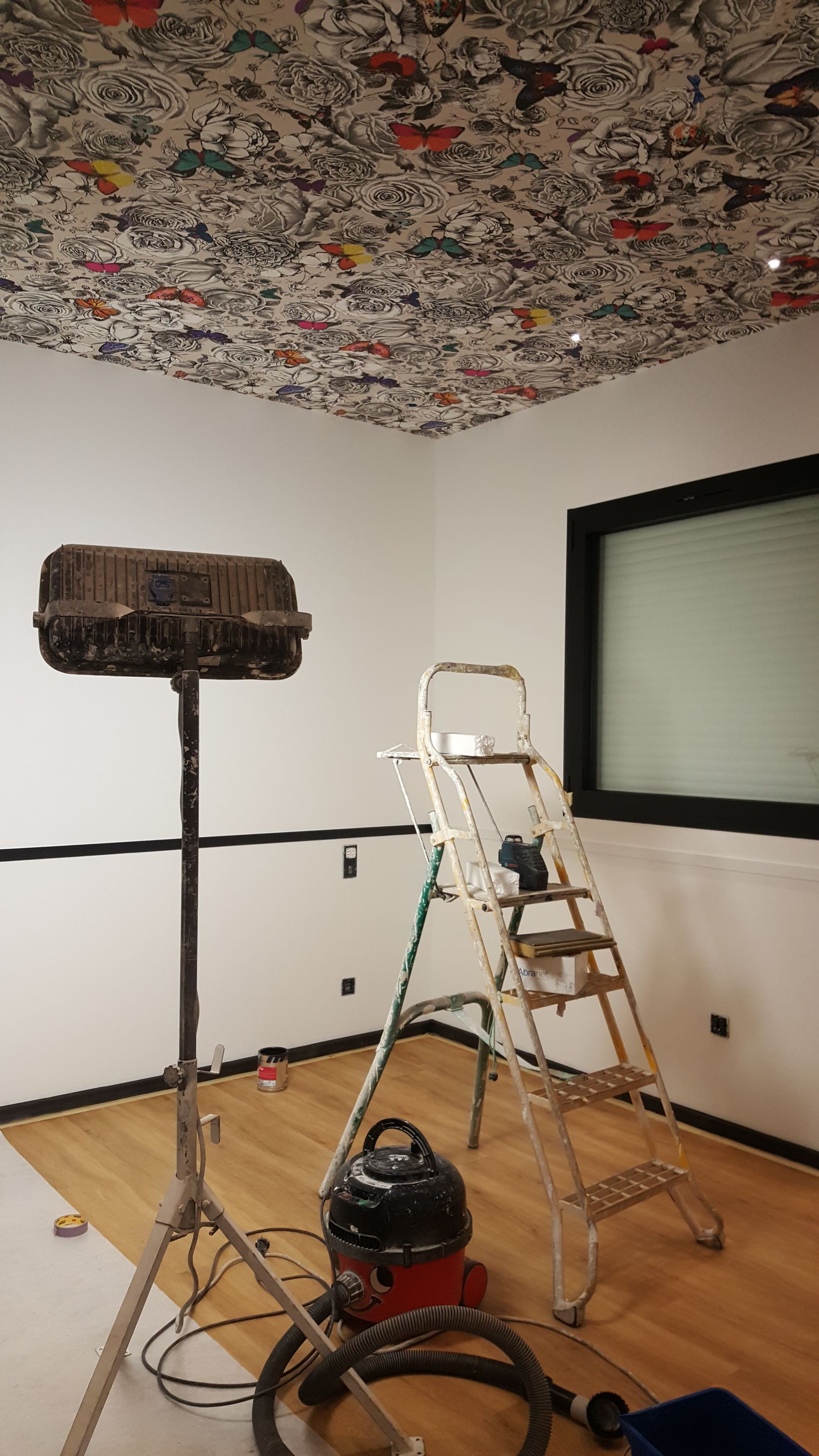 Pose de plafond décoré et illuminé