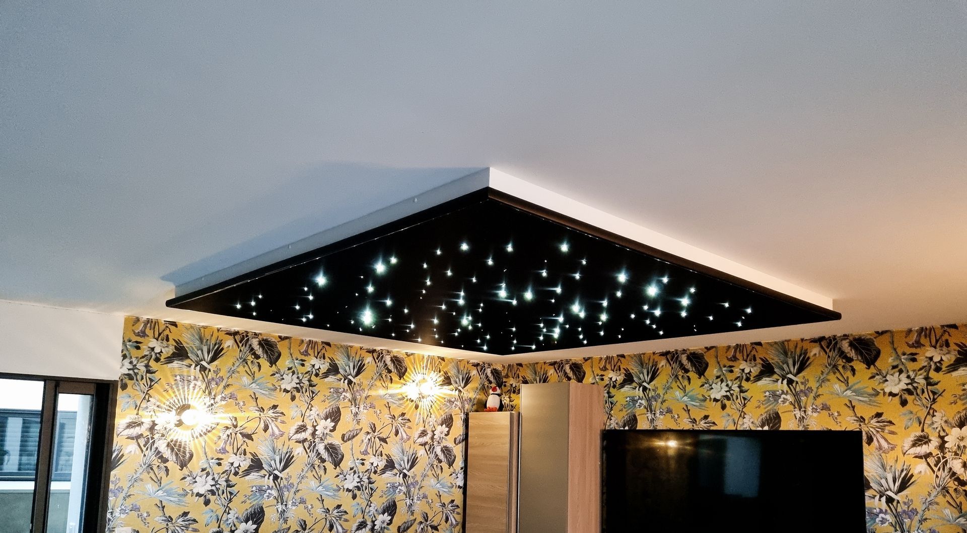Plafond lumineux sur fond noir