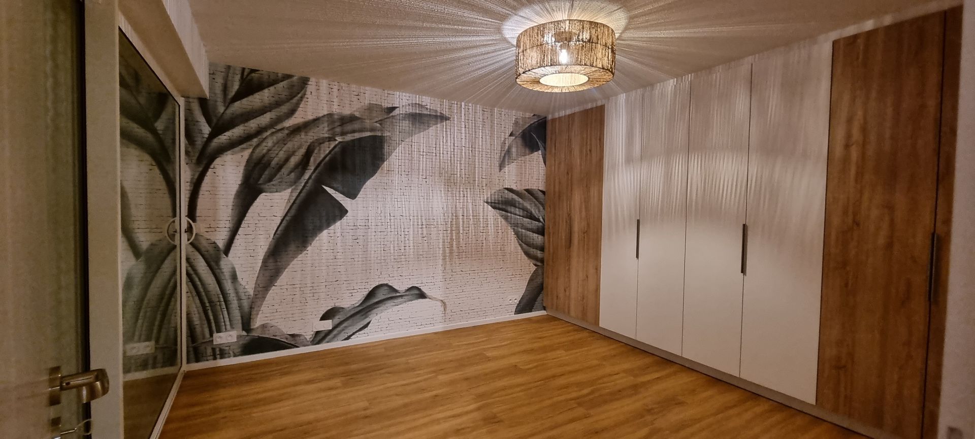 Mur avec papier peint végétal