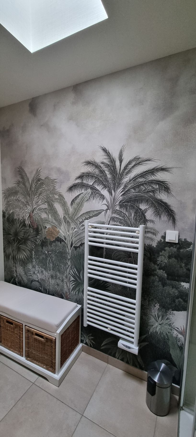 Papier peint panoramique dans salle de bains