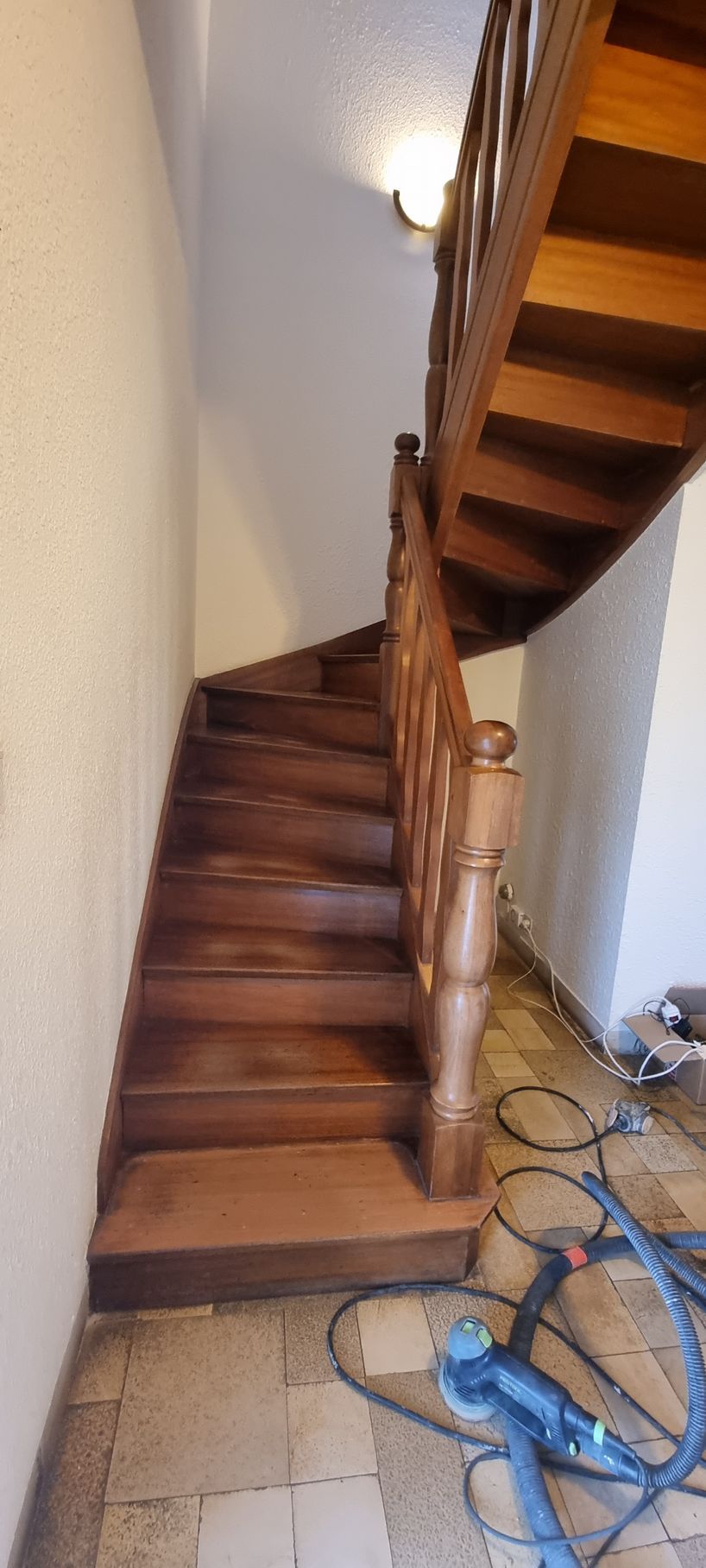 Escalier en bois avant rénovation