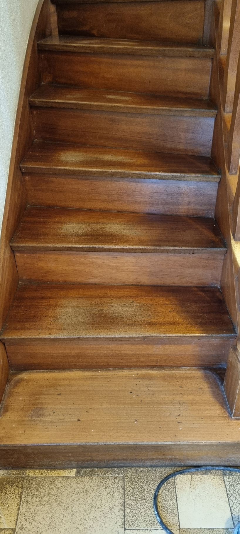 Marches d'escalier en bois avant rénovation