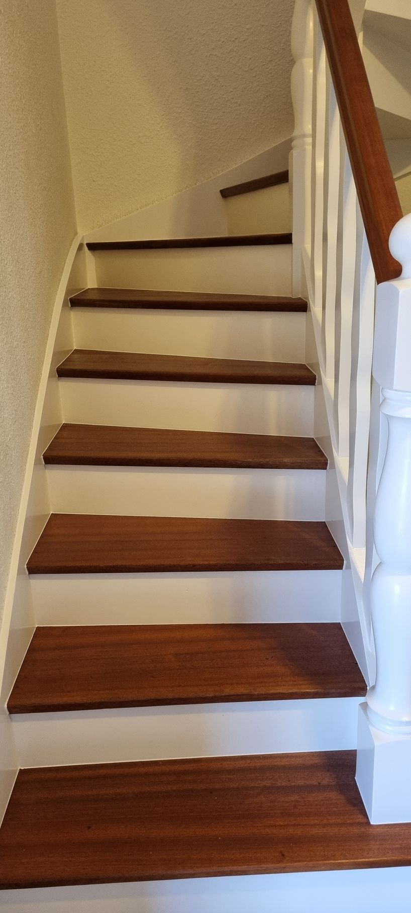 Marches d'escalier en bois repeint en blanc