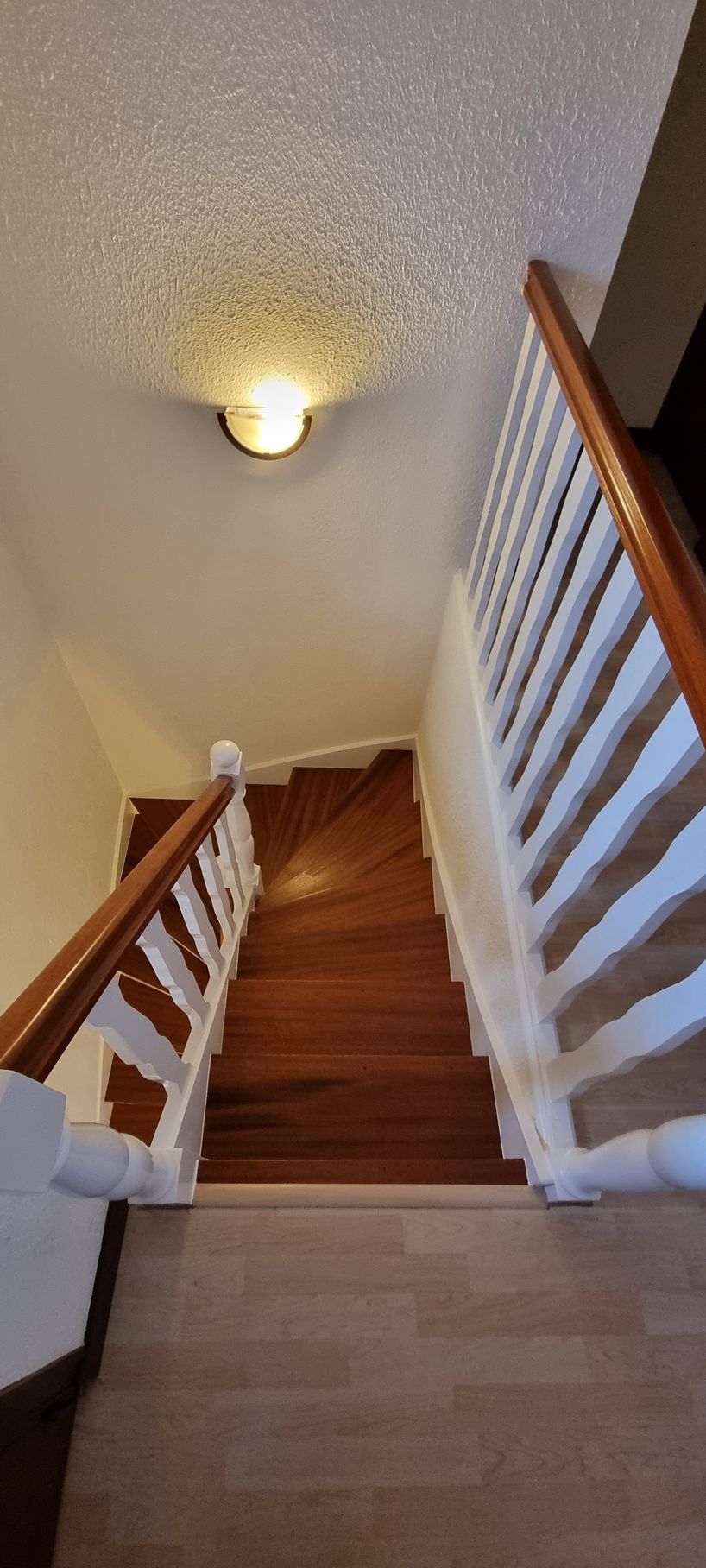 Vue en hauteur d'un escalier bois et blanc