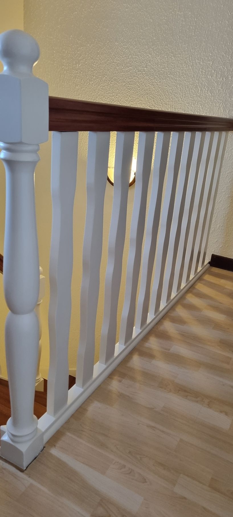Rembarde blanche d'un escalier en bois