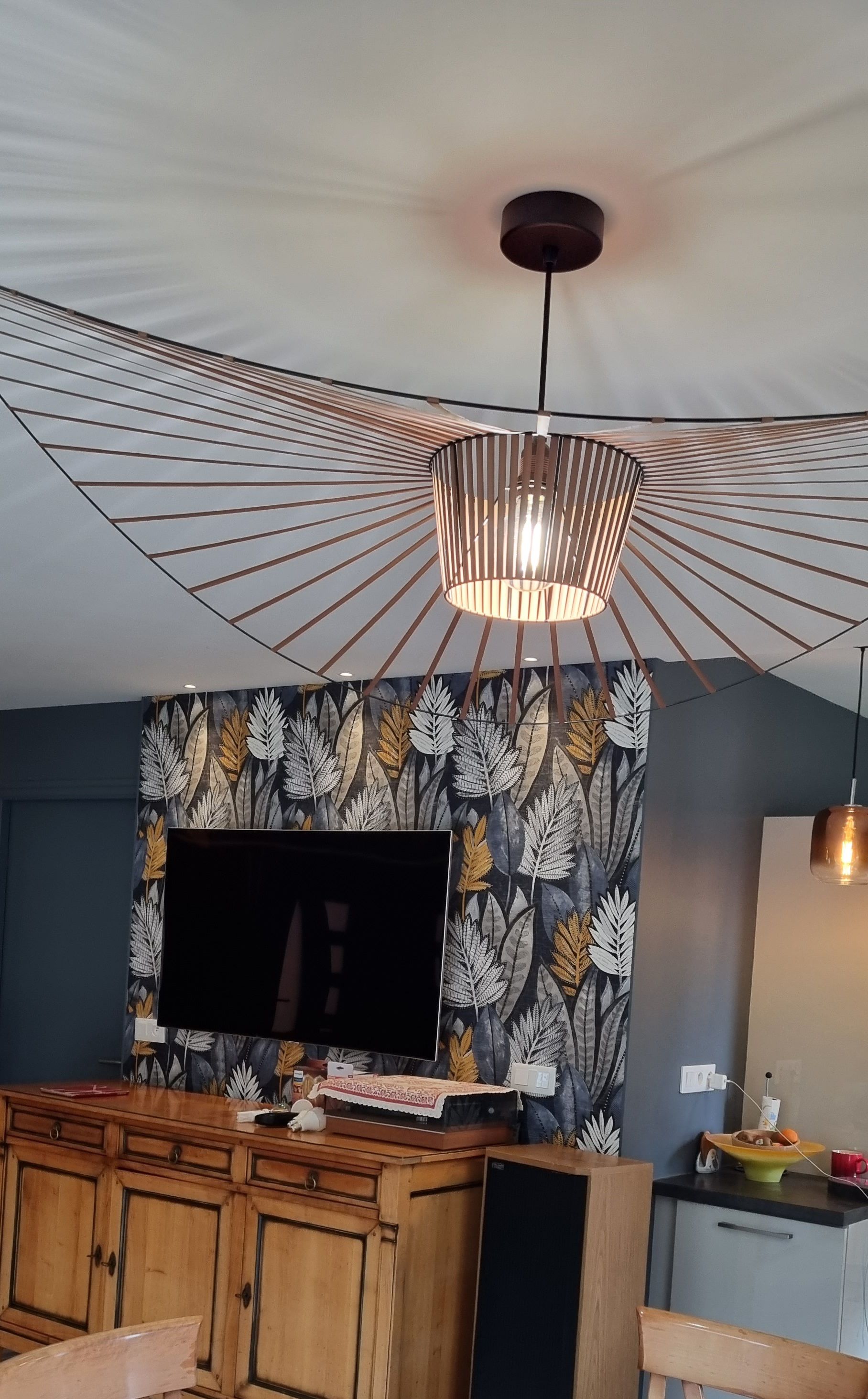 Mur avec papier peint et éclairage