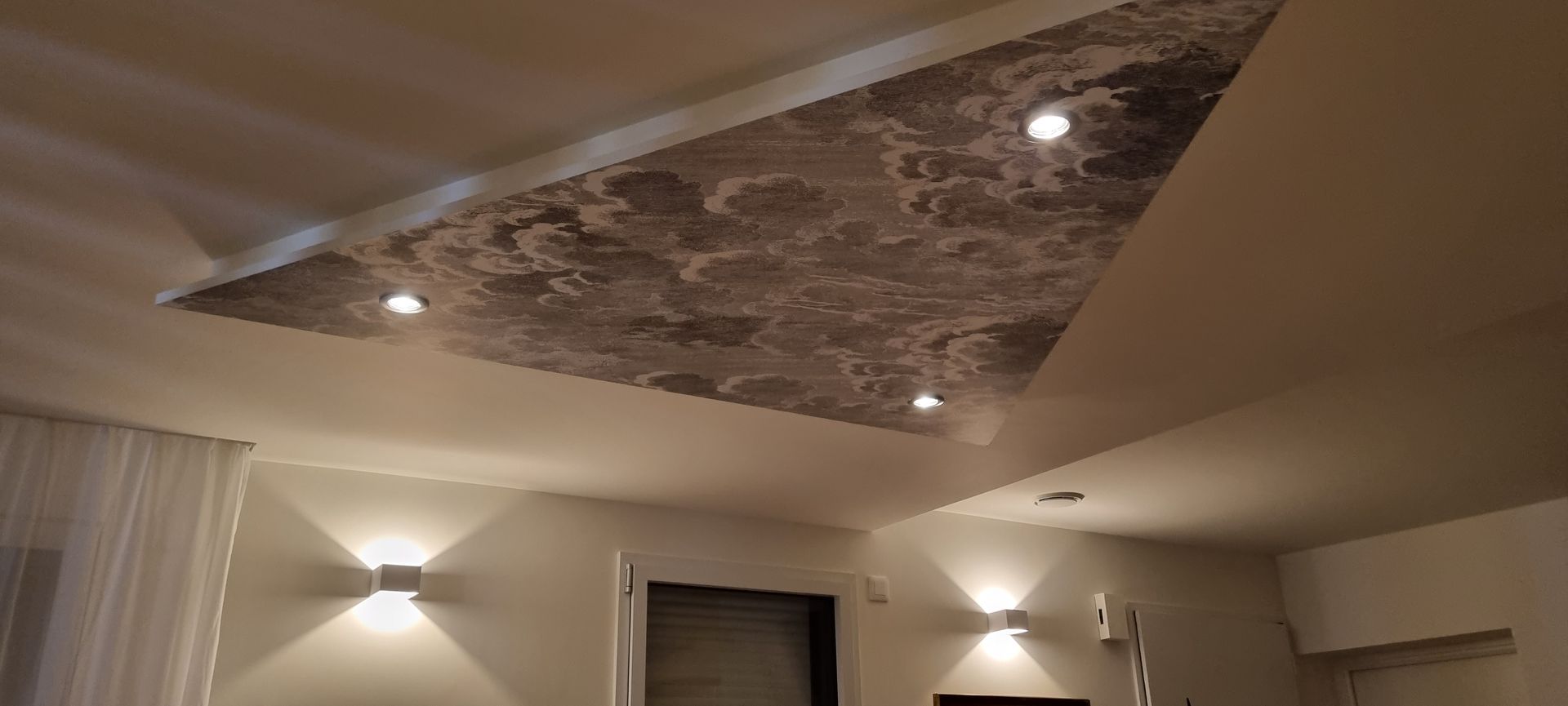 Plafond décoré avec éclairage d'ambiance froid