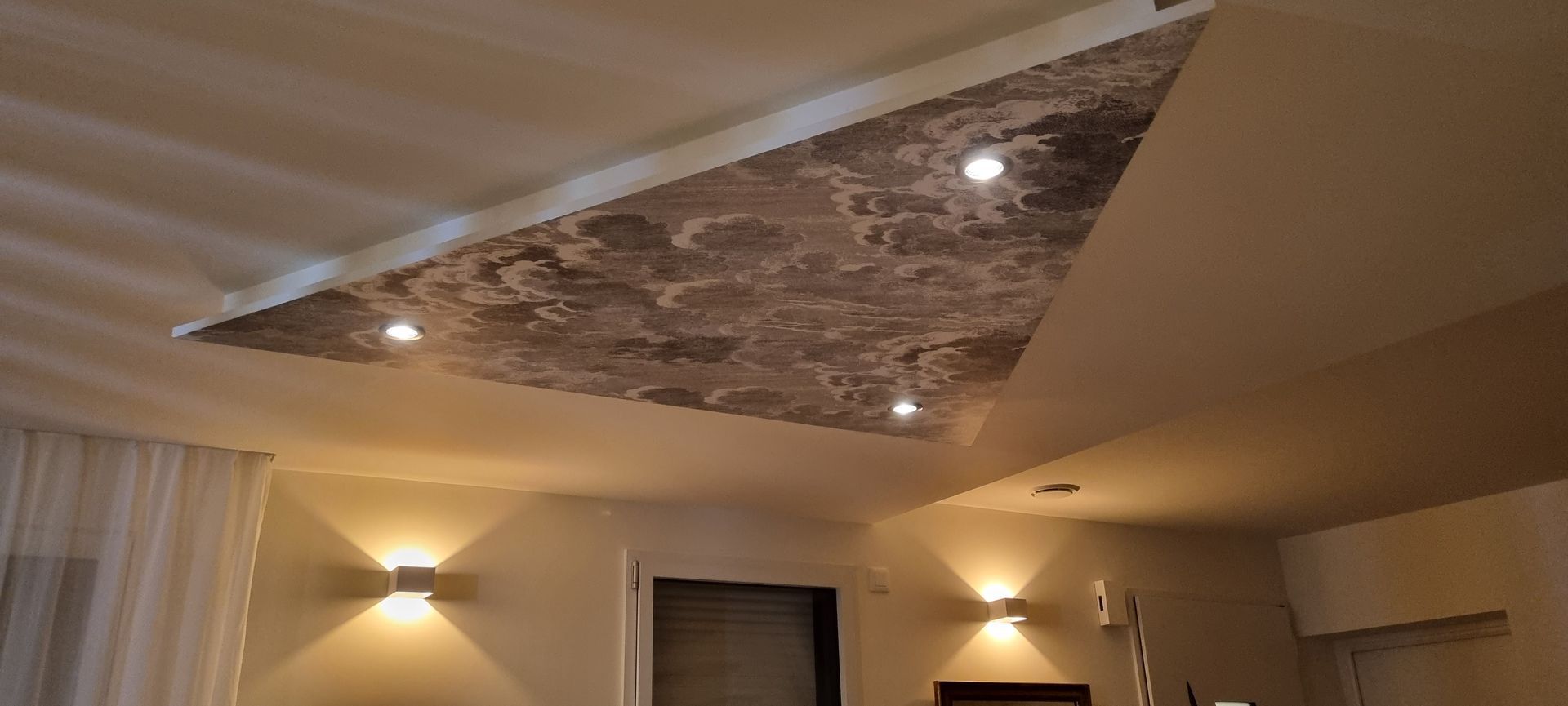 Plafond décoré avec éclairage d'ambiance chaud