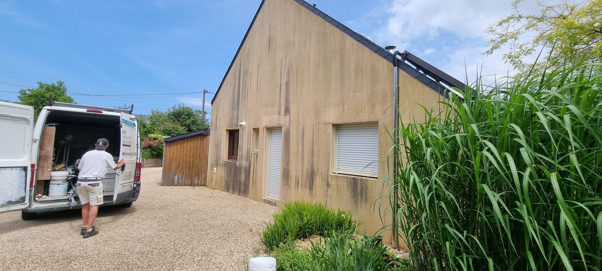 Grand mur de maison avant ravalement