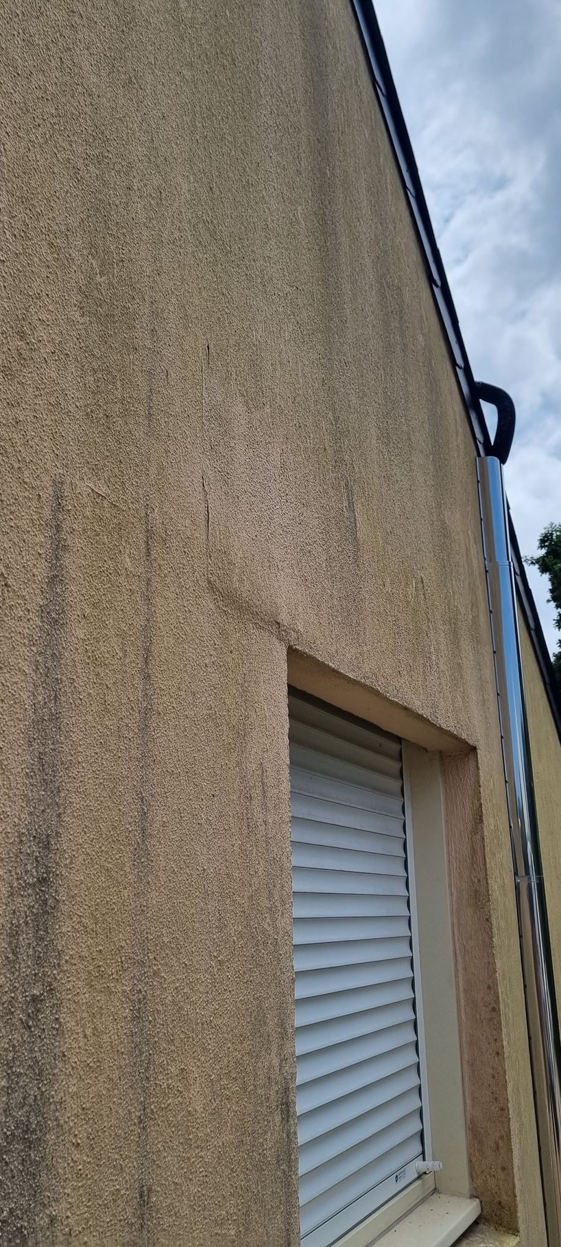 Pan de mur extérieur sale