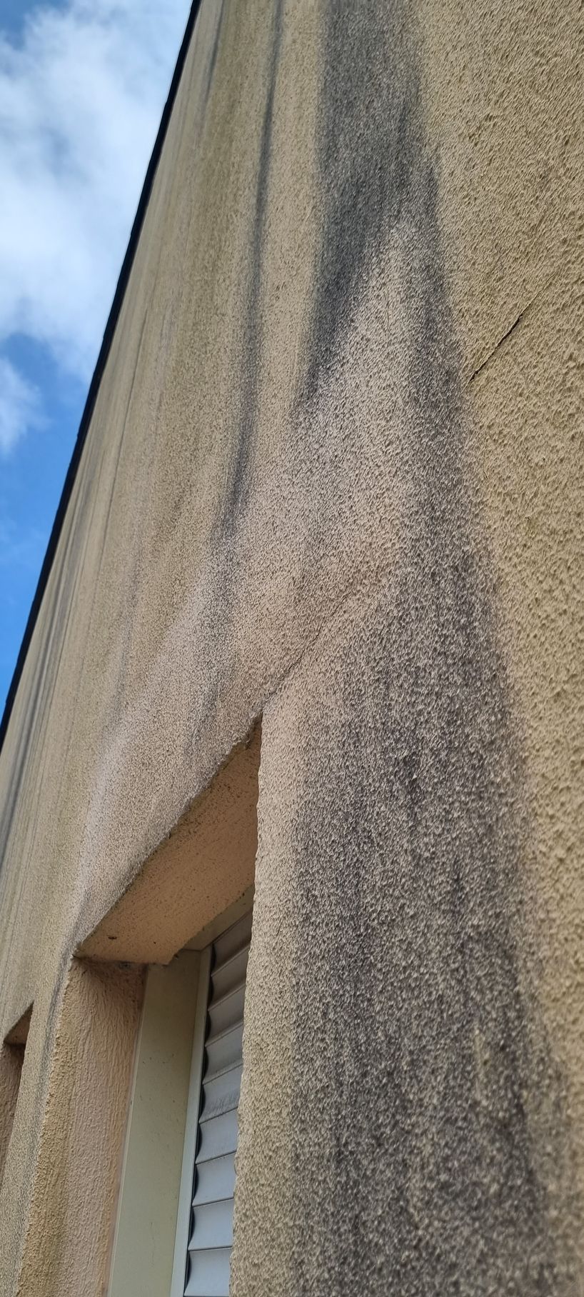 Pan de mur extérieur très sale