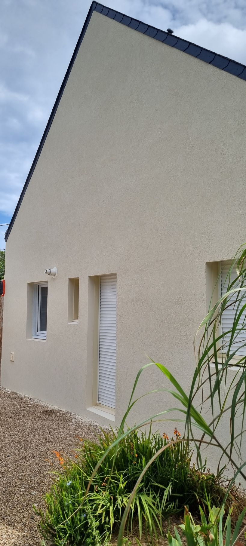 Mur avec volets fermés rénové