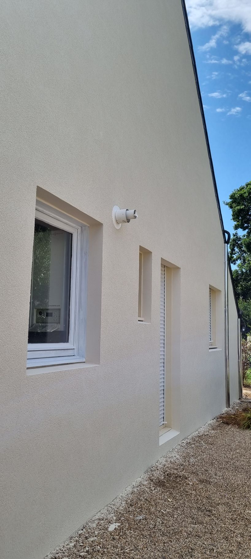 Mur extérieur rénové avec petite fenêtre