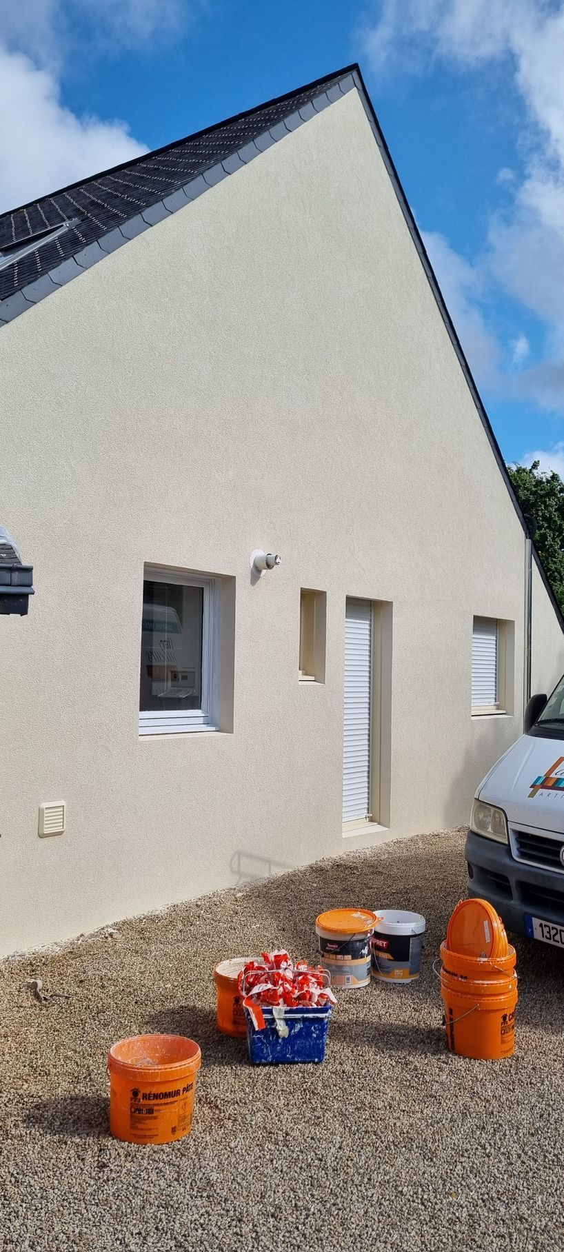 Mur extérieur rénové avec outils de chantier devant