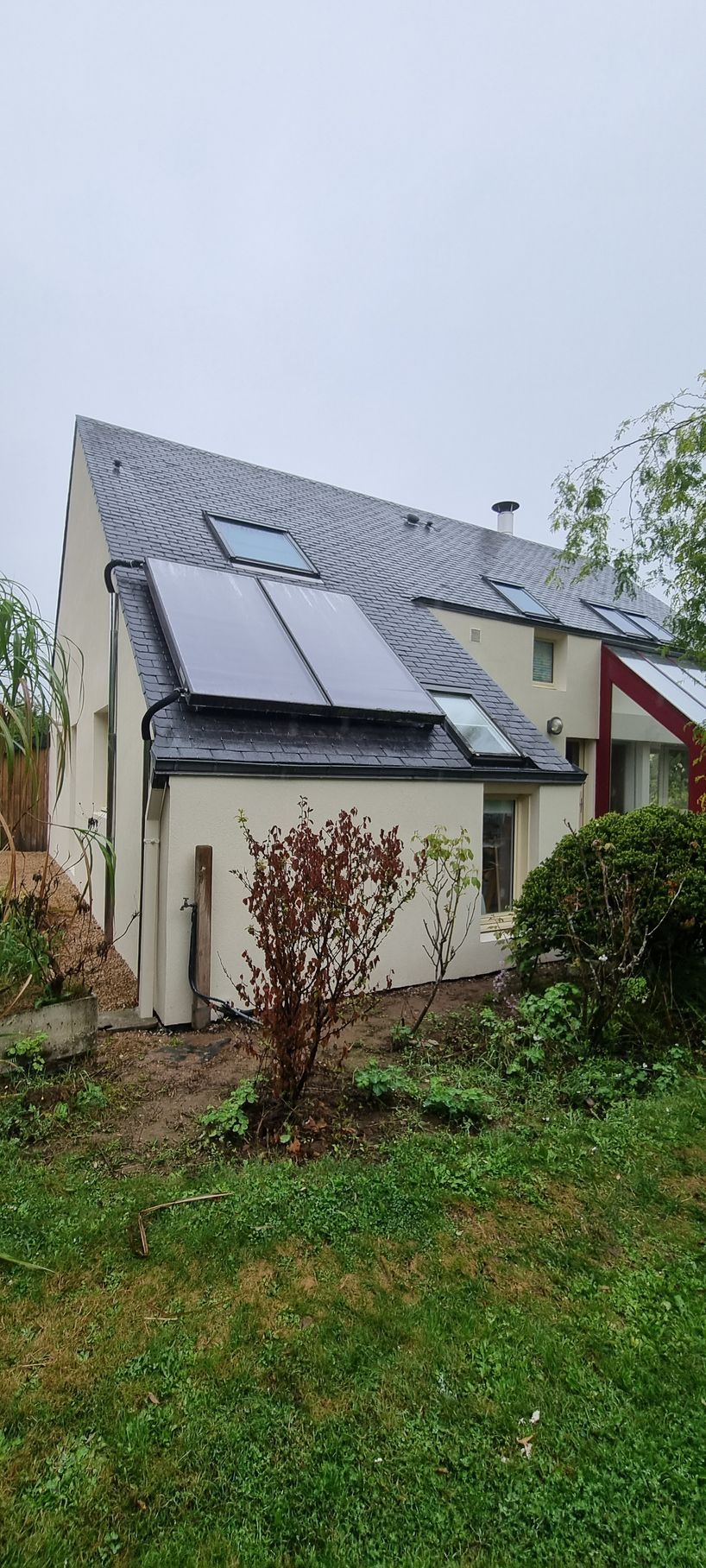 Mur rénové avec panneaux solaires sur la toiture