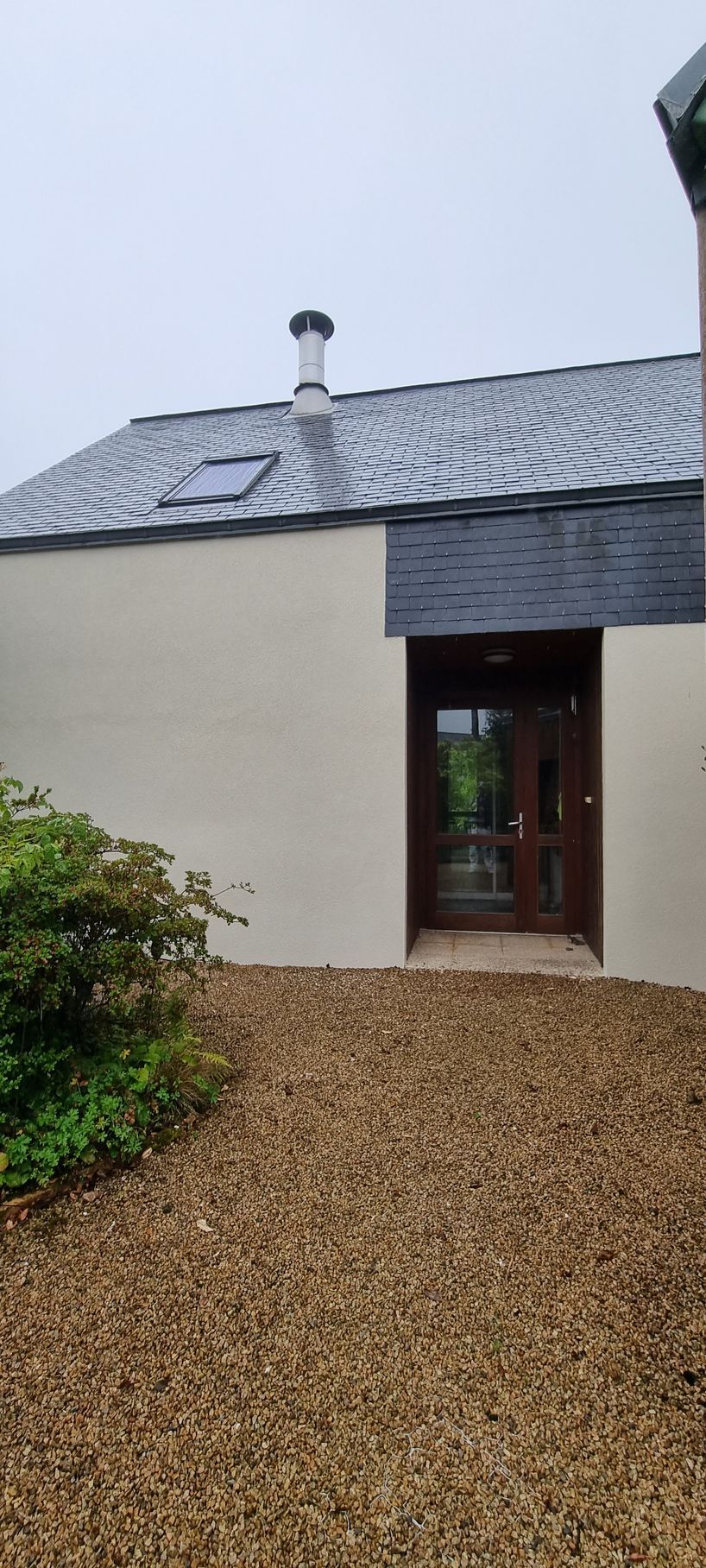 Façade extérieure rénovée sous un ciel gris