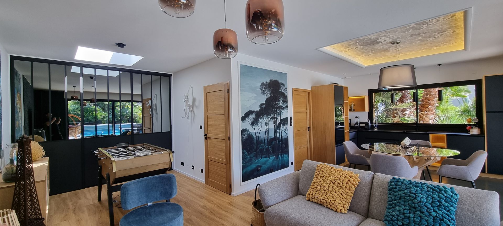 Décoration d'un salon avec un mur en papier peint