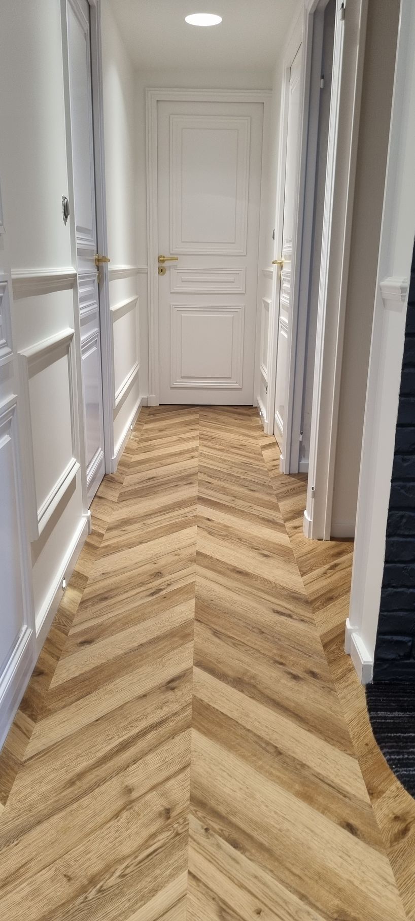 Pose finie de lames LVT à coller dans un couloir