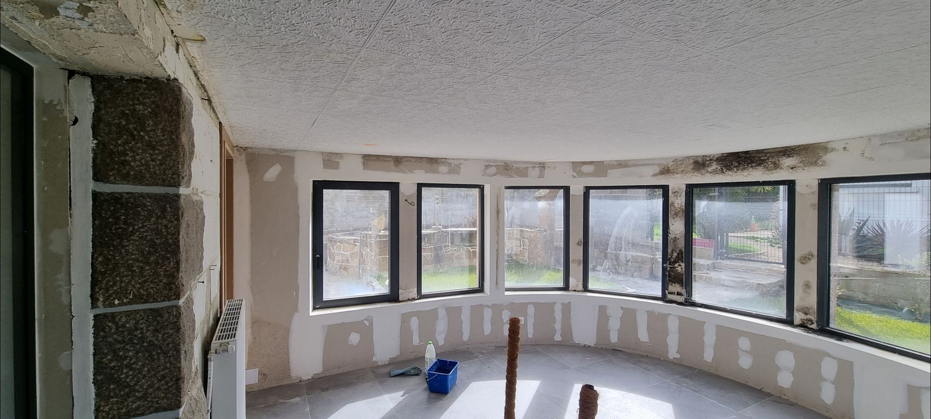 Mur avec 5 fenêtres avant travaux