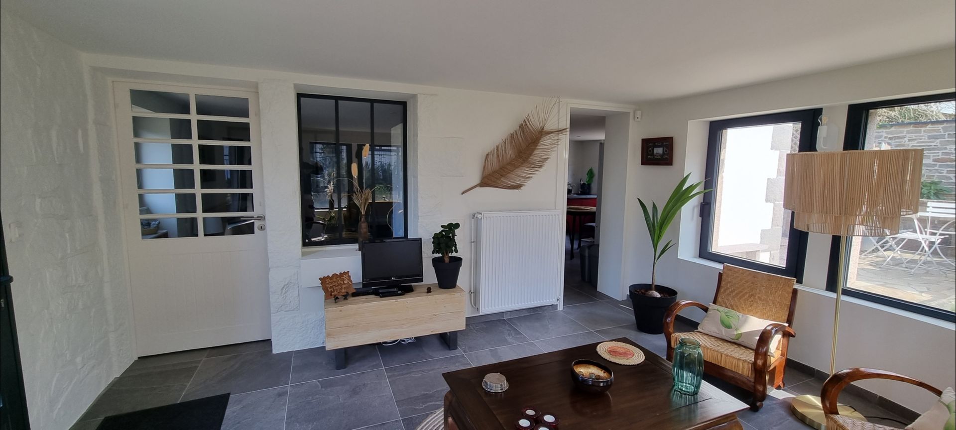 Verrière sur un mur en pierre avant travaux